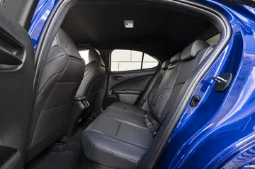 Vista lateral-trasera de los asientos del Lexus UX 300h 2024.