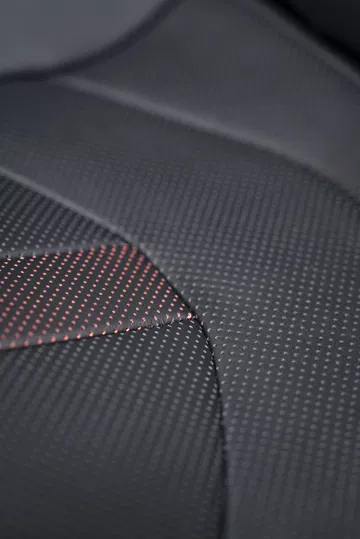 Exquisitos acabados en asientos Lexus UX 300h con costuras naranjas