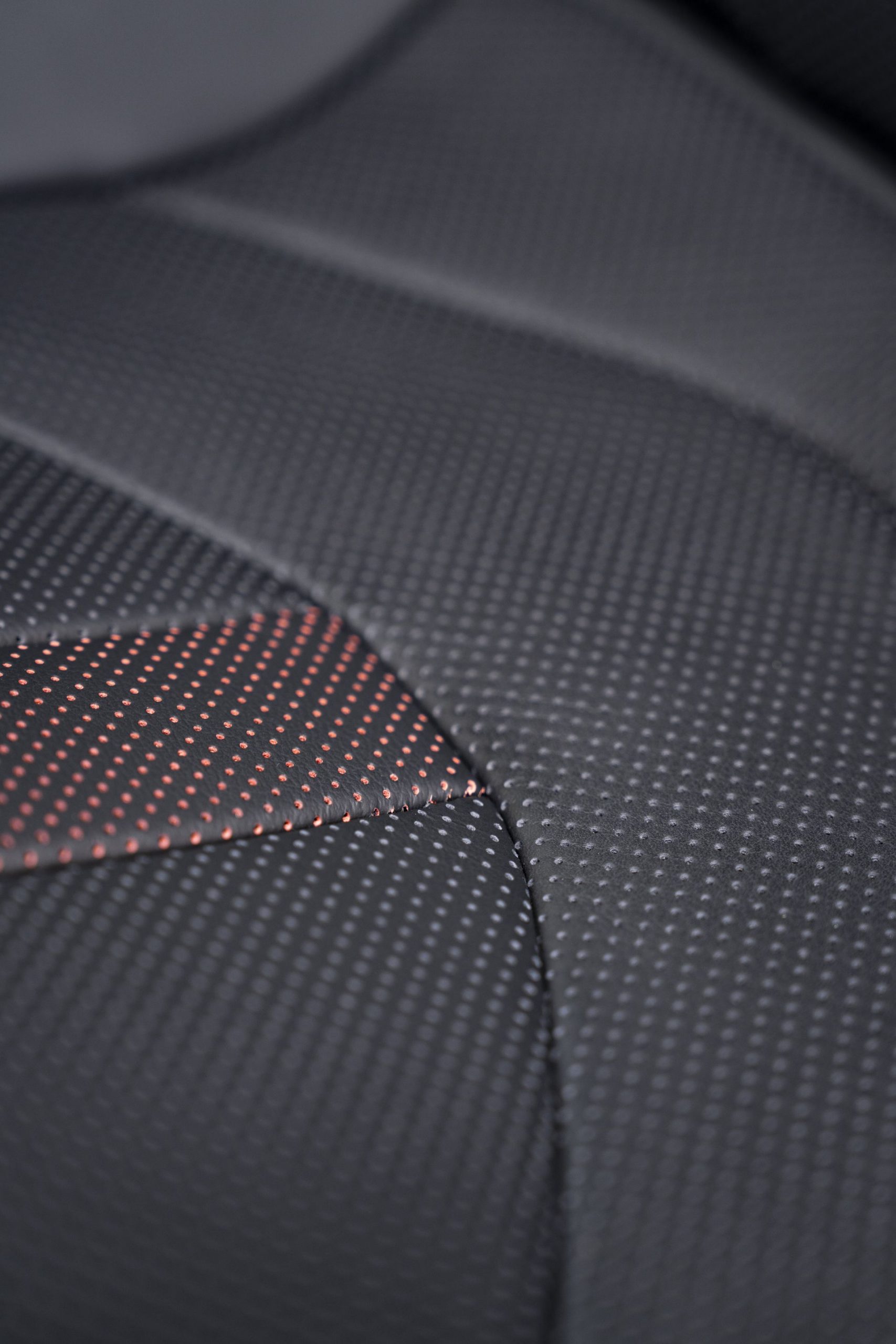 Exquisitos acabados en asientos Lexus UX 300h con costuras naranjas