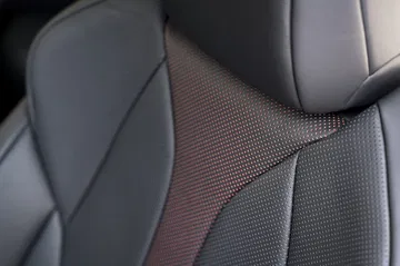 Tapicería con costuras visibles que resalta la calidad y confort del Lexus UX 300h