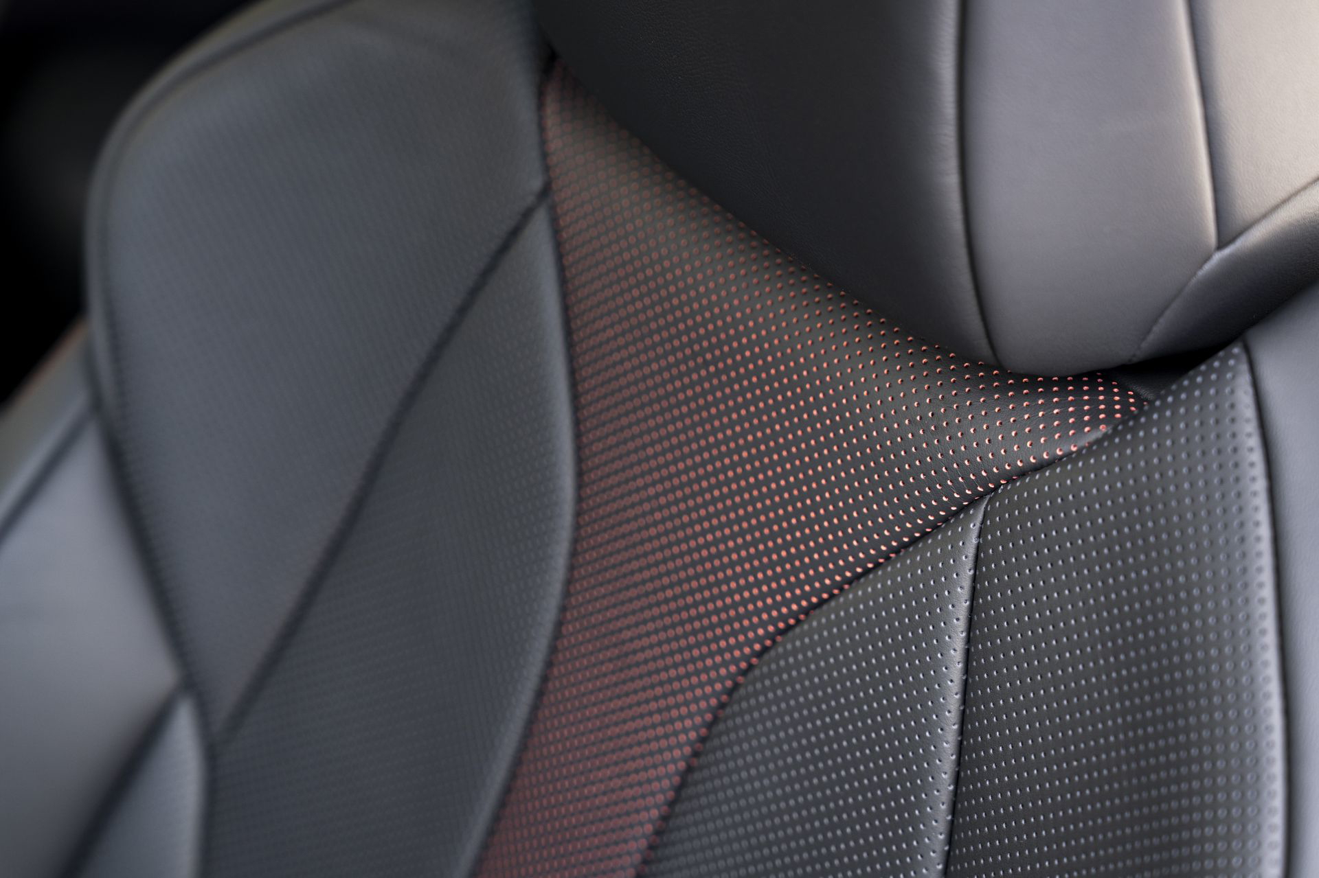 Tapicería con costuras visibles que resalta la calidad y confort del Lexus UX 300h