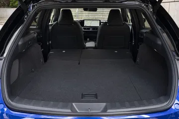 Vista trasera del Lexus UX 300h mostrando la capacidad del maletero