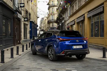 El Lexus UX 300h muestra su renovada zaga y diseño lateral musculoso.