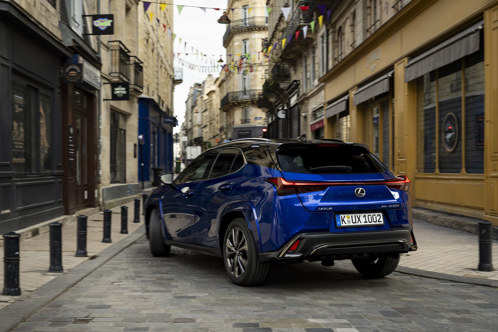 El Lexus UX 300h muestra su renovada zaga y diseño lateral musculoso.