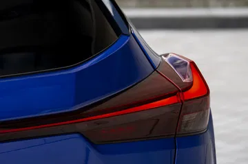 Vista detallada trasera-lateral del renovado Lexus UX 300h, destacando su diseño y líneas.