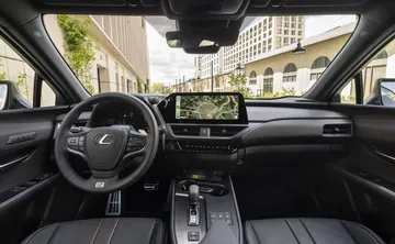 Vista delantera del habitáculo del Lexus UX 300h, destacando su diseño y acabados.