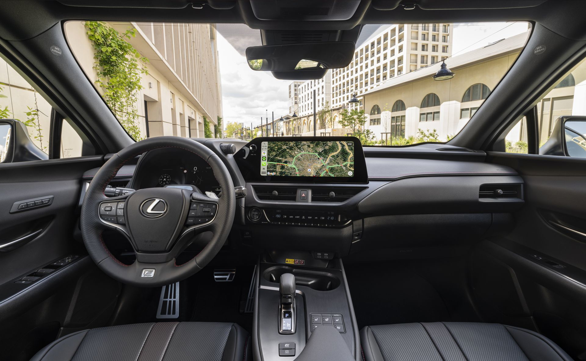 Vista delantera del habitáculo del Lexus UX 300h, destacando su diseño y acabados.