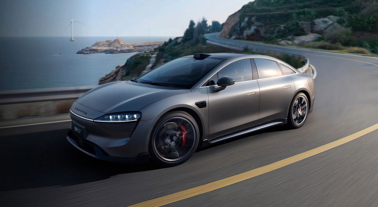 Vista dinámica del Luxeed-S7 en carretera, mostrando líneas elegantes y modernas.