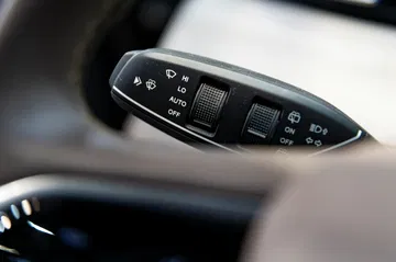 Vista cercana del mando de luces ubicado en el volante, con acabados ergonómicos.