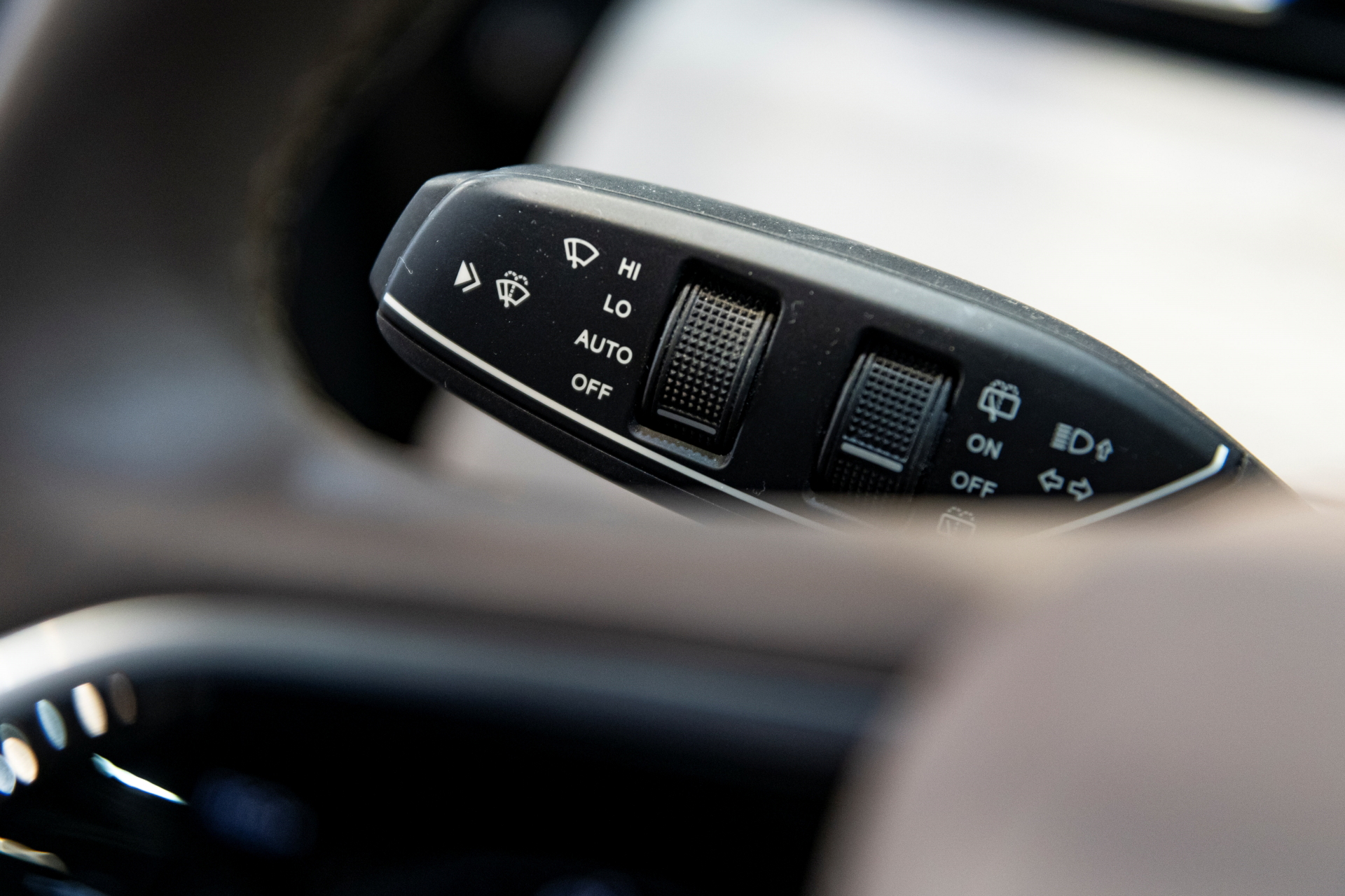 Vista cercana del mando de luces ubicado en el volante, con acabados ergonómicos.