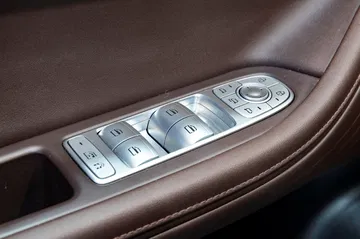 Vista de los mandos en la puerta del Ebro S700 reflejando calidad y tecnología.