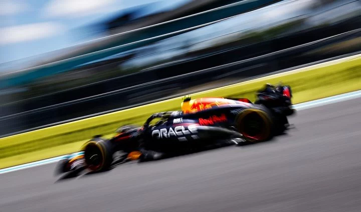 El monoplaza de Red Bull Racing en acción durante la clasificación al sprint en Miami.