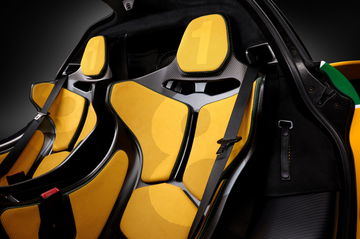 Tributo McLaren a Senna, asientos deportivos en carbono y detalles en amarillo.