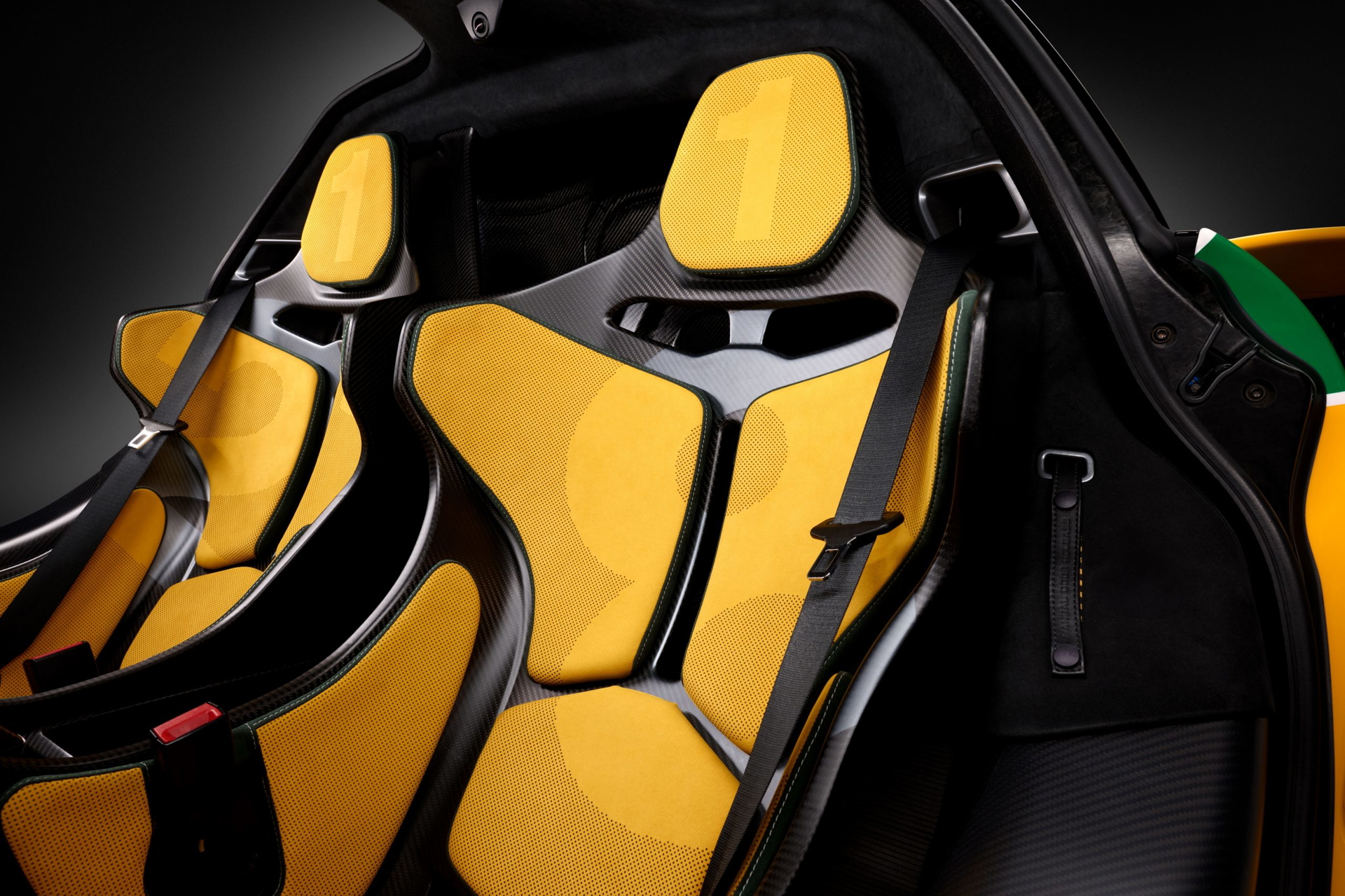 Tributo McLaren a Senna, asientos deportivos en carbono y detalles en amarillo.