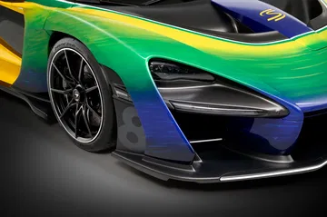 Detalle frontal del McLaren Sempre Senna con acentos en colores vibrantes.