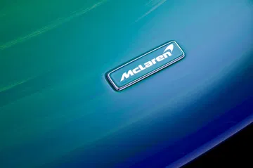 Detalle frontal de un McLaren Senna con una pintura exclusiva.