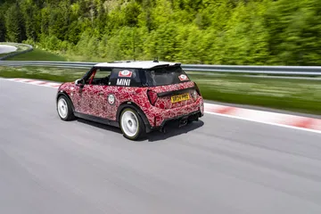 Vista dinámica del Mini JCW en la pista de Nürburgring.