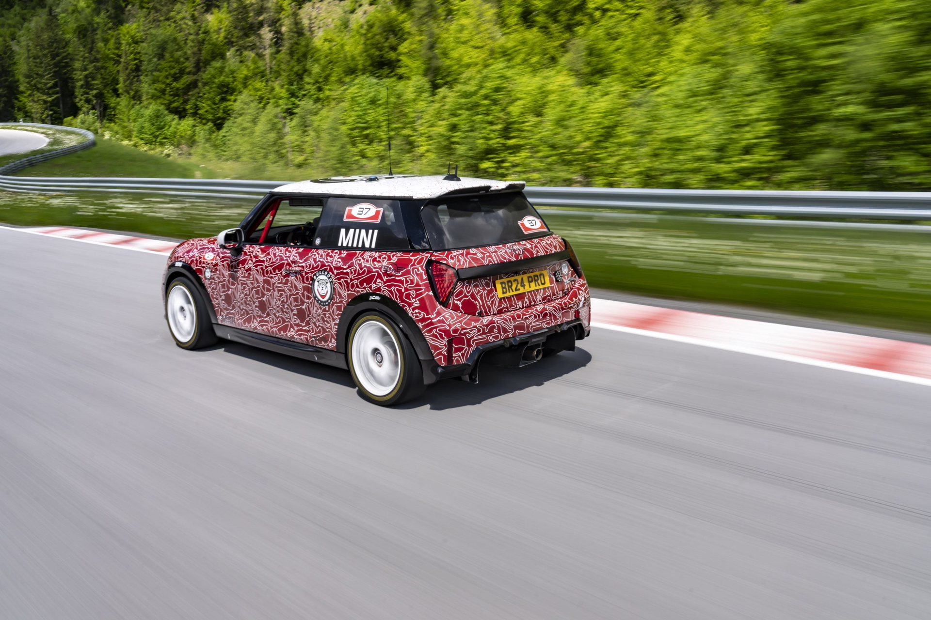 Vista dinámica del Mini JCW en la pista de Nürburgring.
