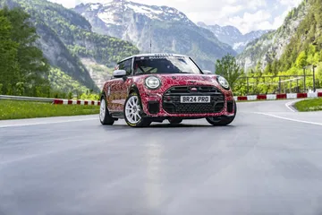 El Mini JCW en acción, destacando su frontal y perfil laterales.
