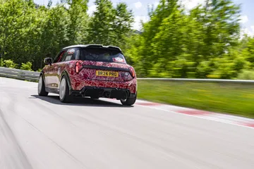 Vista dinámica del Mini JCW en circuito, destacando su deportividad.