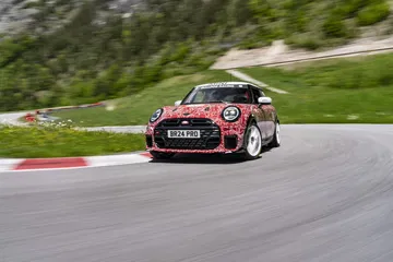 Mini JCW desplegando potencia y agilidad en el asfalto.