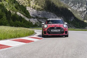 Mini JCW en dinámica curva, imponente diseño y entrega de poder en asfalto.