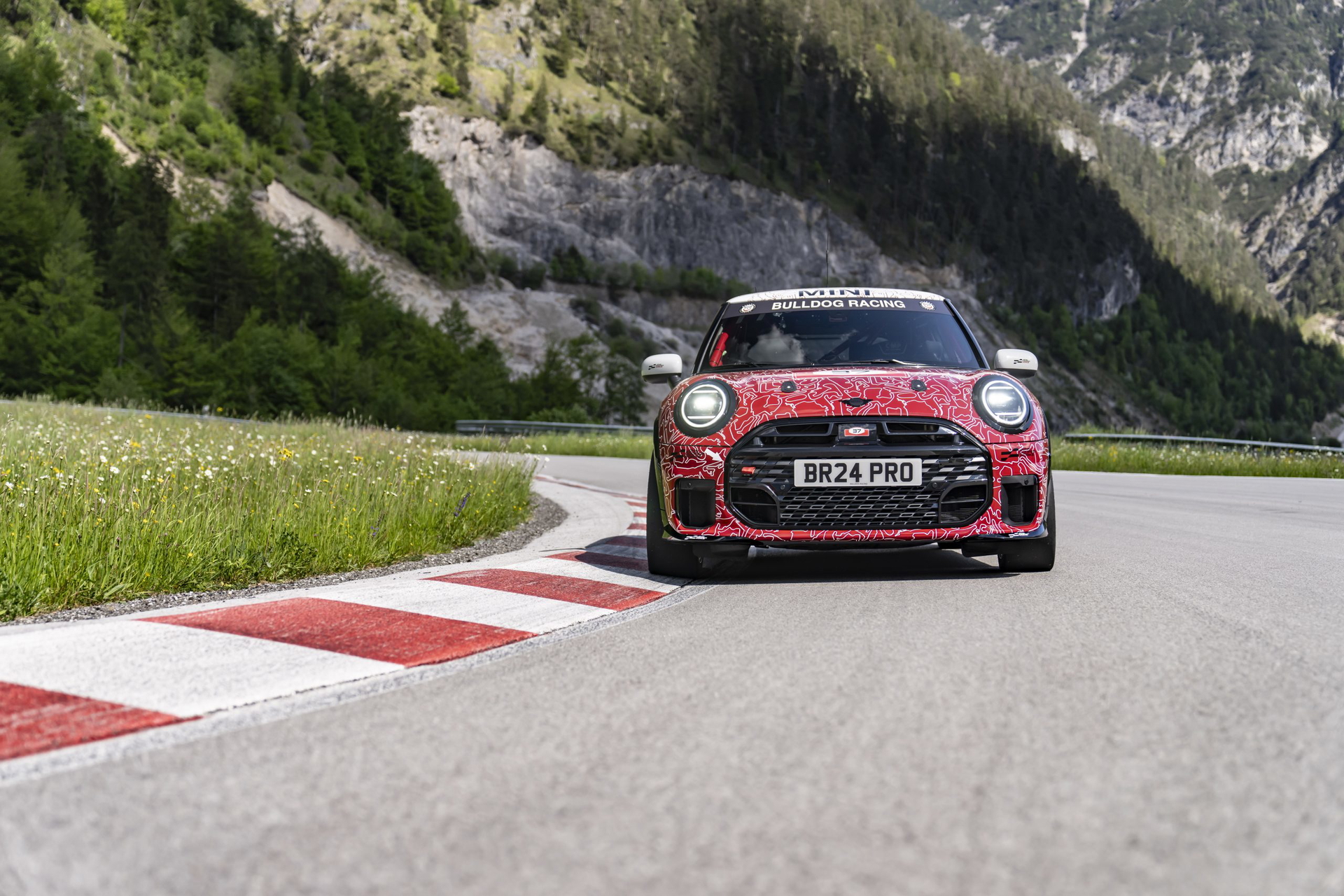Mini JCW en dinámica curva, imponente diseño y entrega de poder en asfalto.