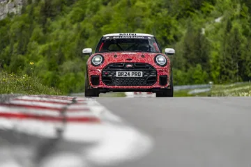 Vista frontal del Mini JCW en acción en el circuito de Nürburgring.