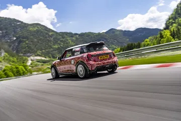 Mini JCW 24H Nur mostrando su perfil dinámico en circuito