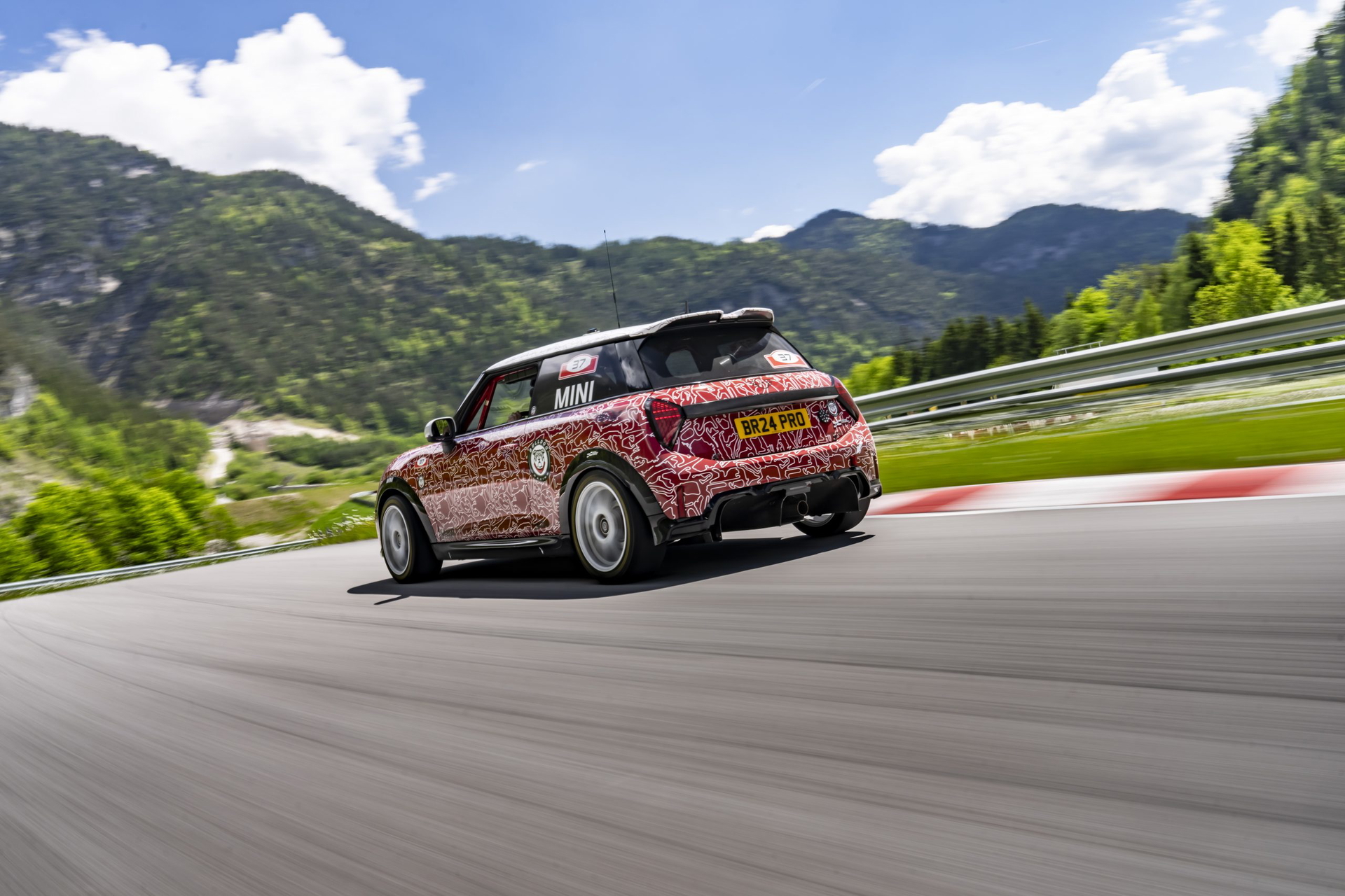 Mini JCW 24H Nur mostrando su perfil dinámico en circuito