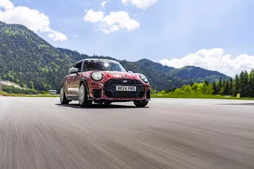 Mini John Cooper Works en plena acción en el circuito de Nürburgring.