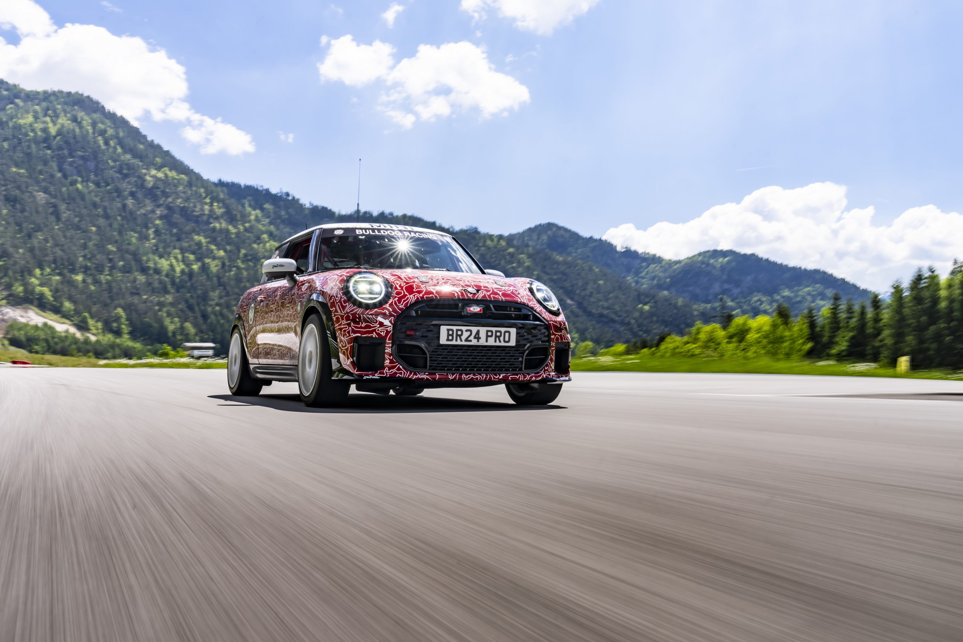 Mini John Cooper Works en plena acción en el circuito de Nürburgring.