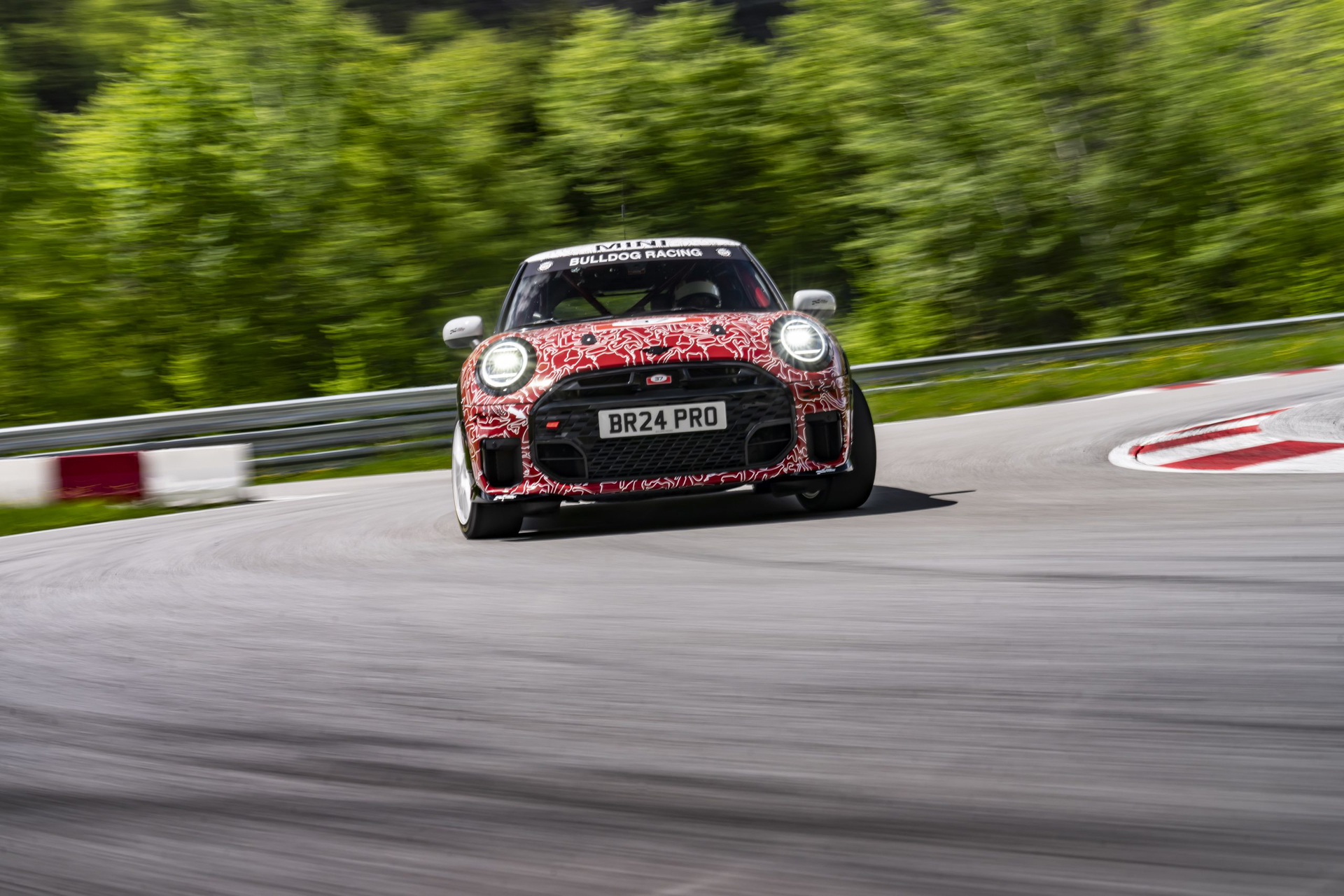 Mini JCW desafía el emblemático circuito de Nürburgring.