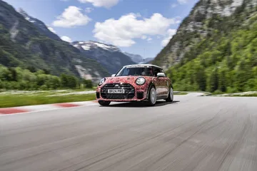 Mini JCW en acción durante 24H Nürburgring, dinamismo y diseño compacto.