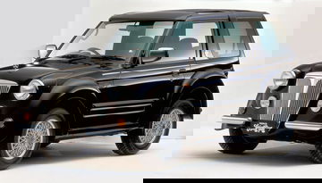 Vista frontal y lateral del Mitsubishi Flying Pug, destacando su estilo retro.