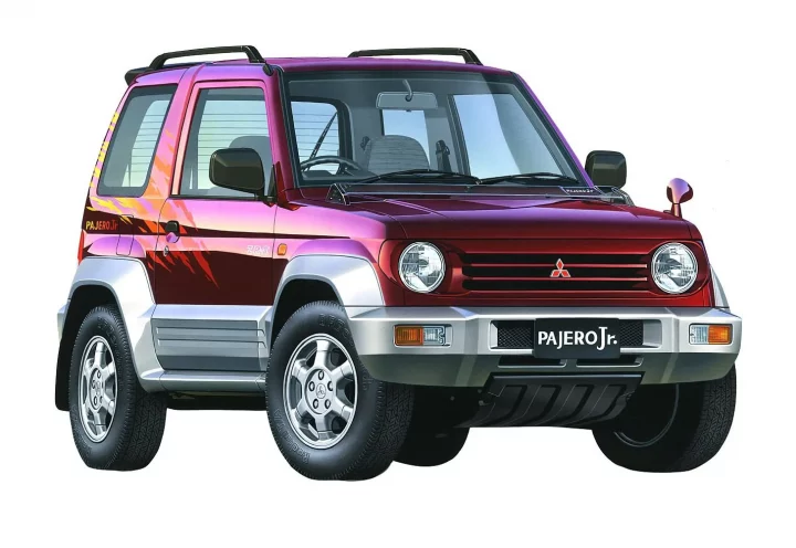 Vista delantera y lateral de un Mitsubishi Pajero Junior, estilo y diseño compacto.