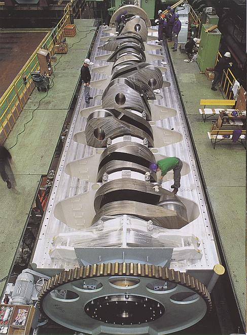 Vista del cigüeñal del motor RTA96C, el más potente del mundo.