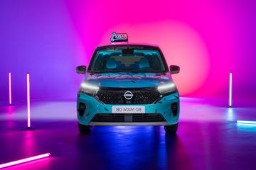 Vista frontal del Nissan Townstar con un toque moderno y juvenil, destacando su iluminación y diseño de parrilla.