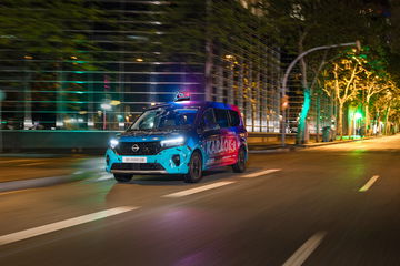 Vista nocturna del Nissan Townstar Karaoke en movimiento.