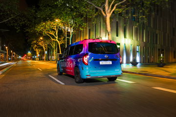 Vista nocturna de la Nissan Townstar con iluminación ambiental.