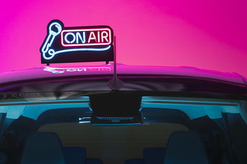 Vista del techo del Nissan Townstar con letrero de karaoke iluminado.