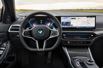 Vista del imponente habitáculo con volante multifunción y pantalla digital de última generación.
