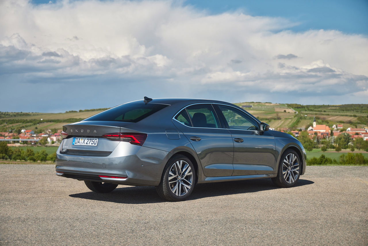 Vista trasera y lateral del Škoda Octavia con líneas elegantes y tecnología microhíbrida.
