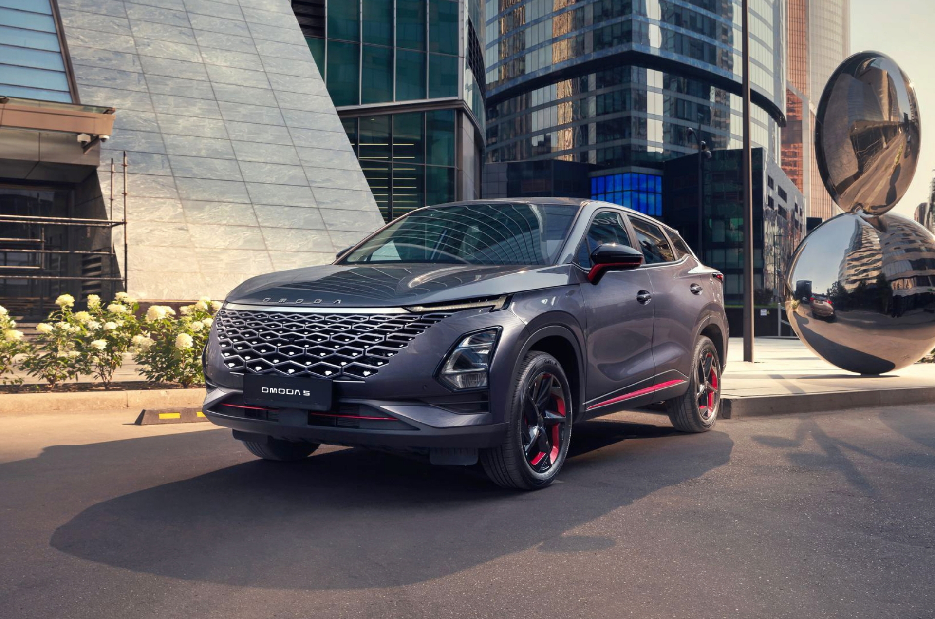 Vista angular delantera del Omoda 5, destacando su parrilla y diseño dinámico.