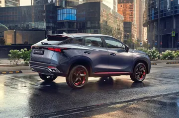 Vista lateral del Omoda 5 realzando su diseño y llantas deportivas