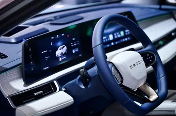 Vista moderna del salpicadero Omoda 5, destacando su pantalla táctil y volante futurista.