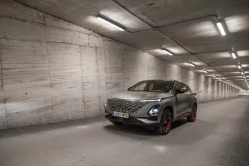 Vista dinámica de un SUV en un entorno urbano, destacando su línea lateral.