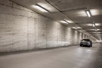 SUV dinámico en entorno urbano subterráneo