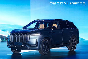 Vista frontal y lateral del SUV Omoda Jaecoo, destacando su robusta parrilla y diseño moderno.