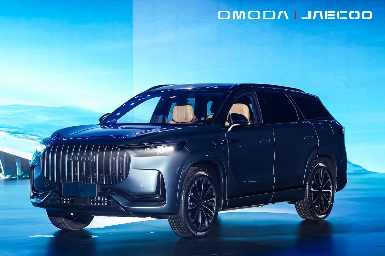 Vista frontal y lateral del SUV Omoda Jaecoo, destacando su robusta parrilla y diseño moderno.